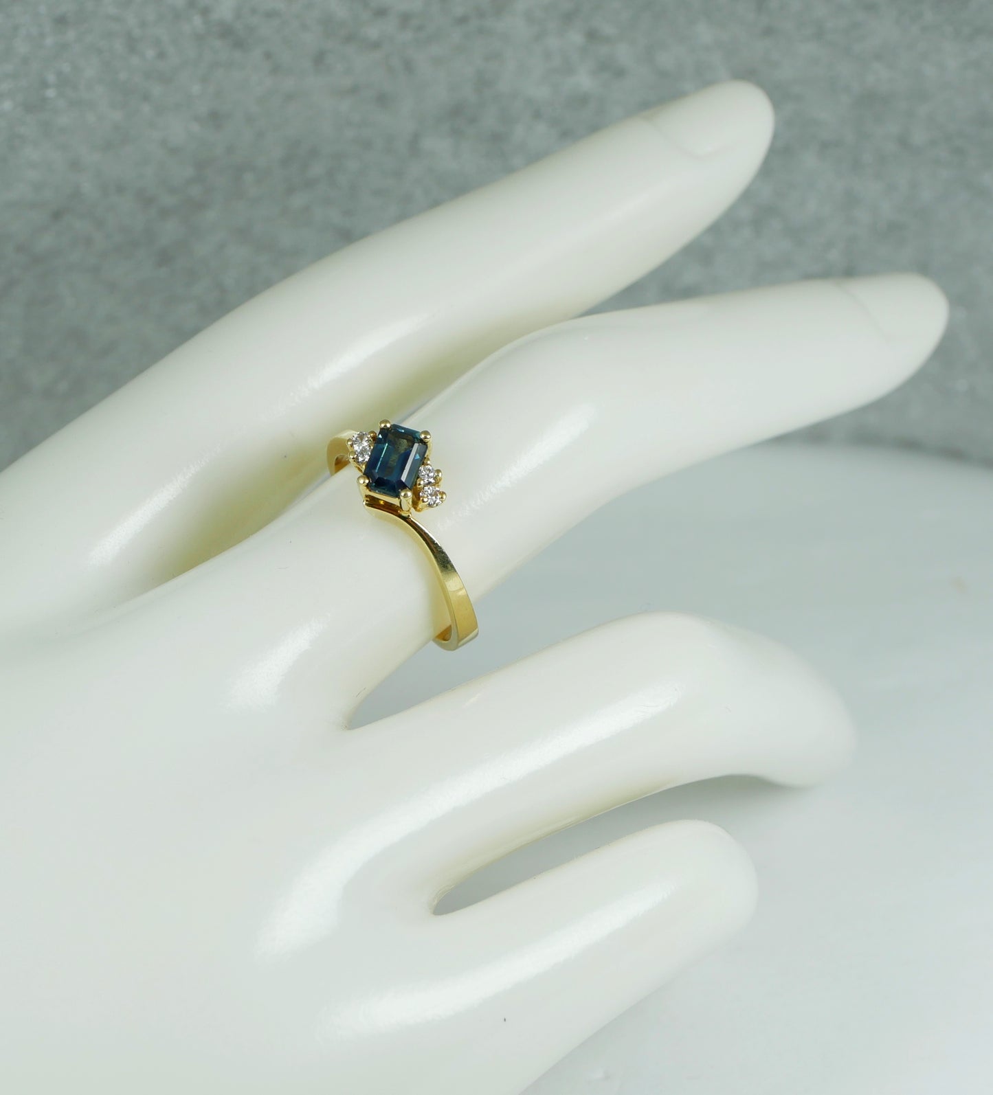 Modern Solid 18ct Yellow Gold London Blue Topaz & Diamond Dress Ring Size 7 N 54