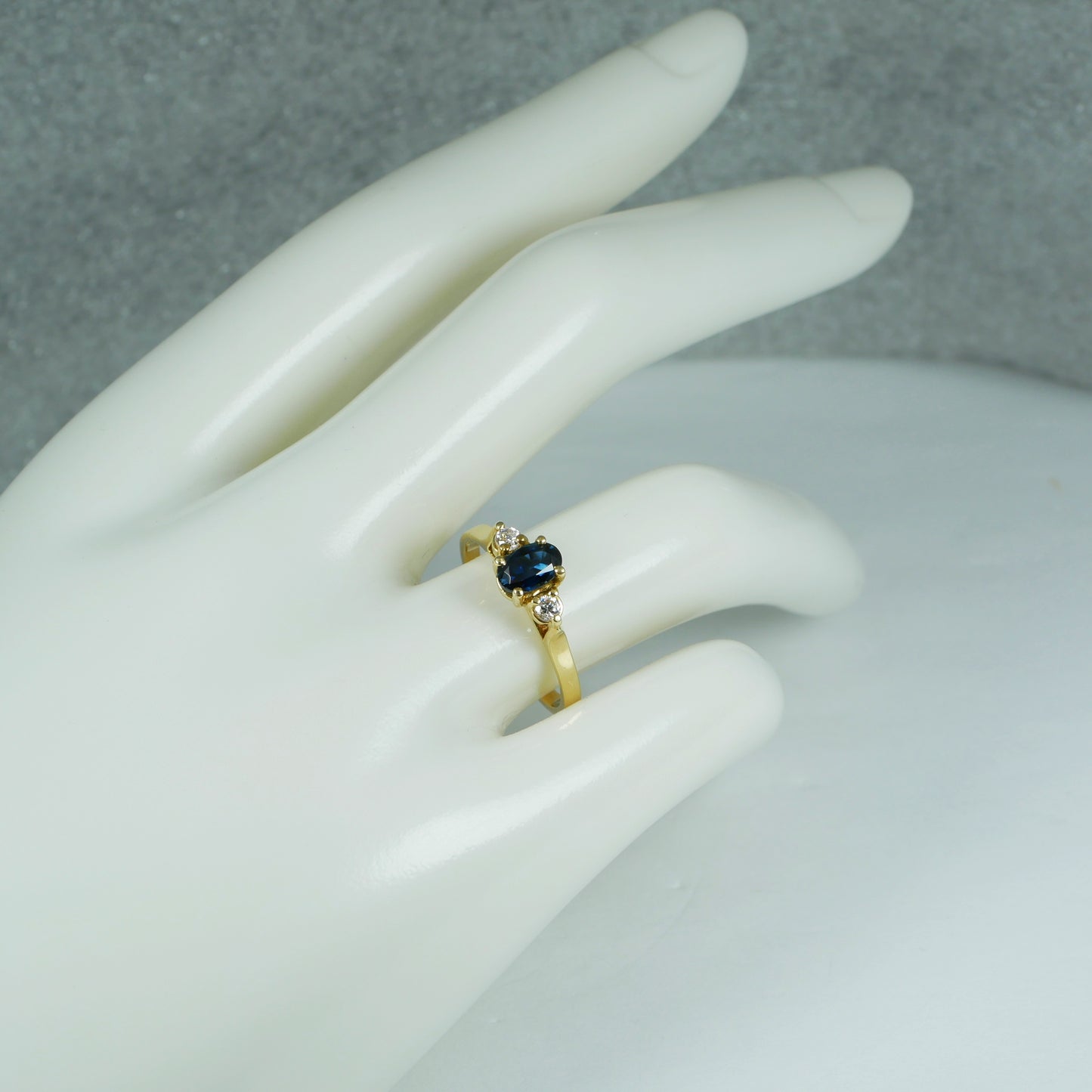 Modern Solid 18ct Yellow Gold Natural Blue Sapphire Dress Ring Size 6.5 M 52