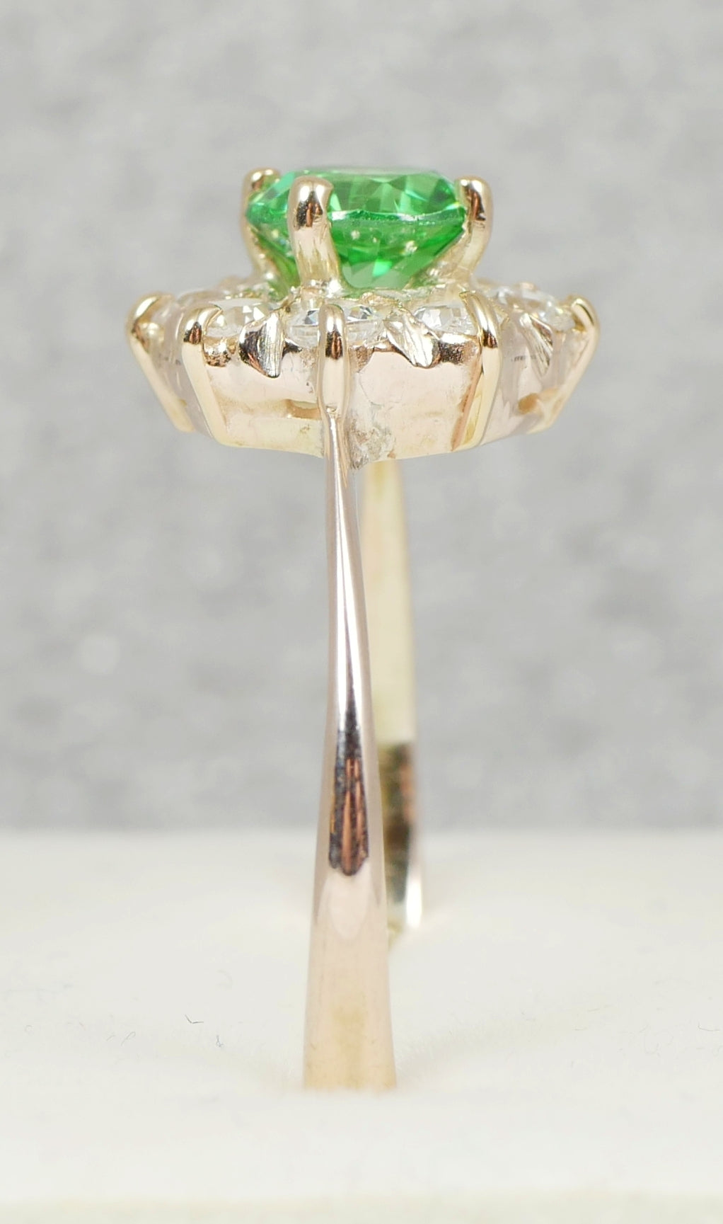 Vintage Solid 9ct Yellow Gold Green Stone Sapphire Daisy Dress Ring Size 10 T 61
