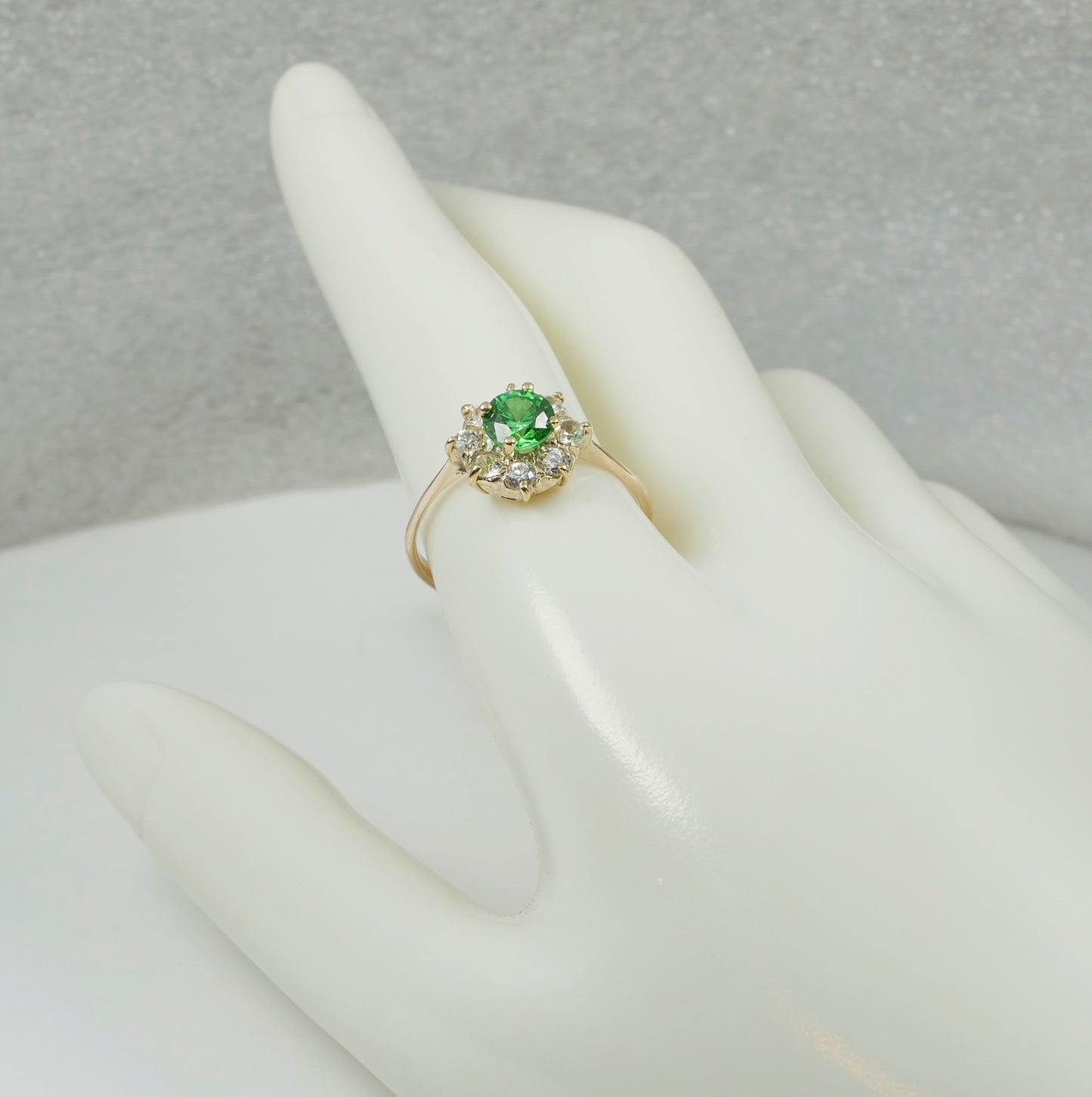 Vintage Solid 9ct Yellow Gold Green Stone Sapphire Daisy Dress Ring Size 10 T 61