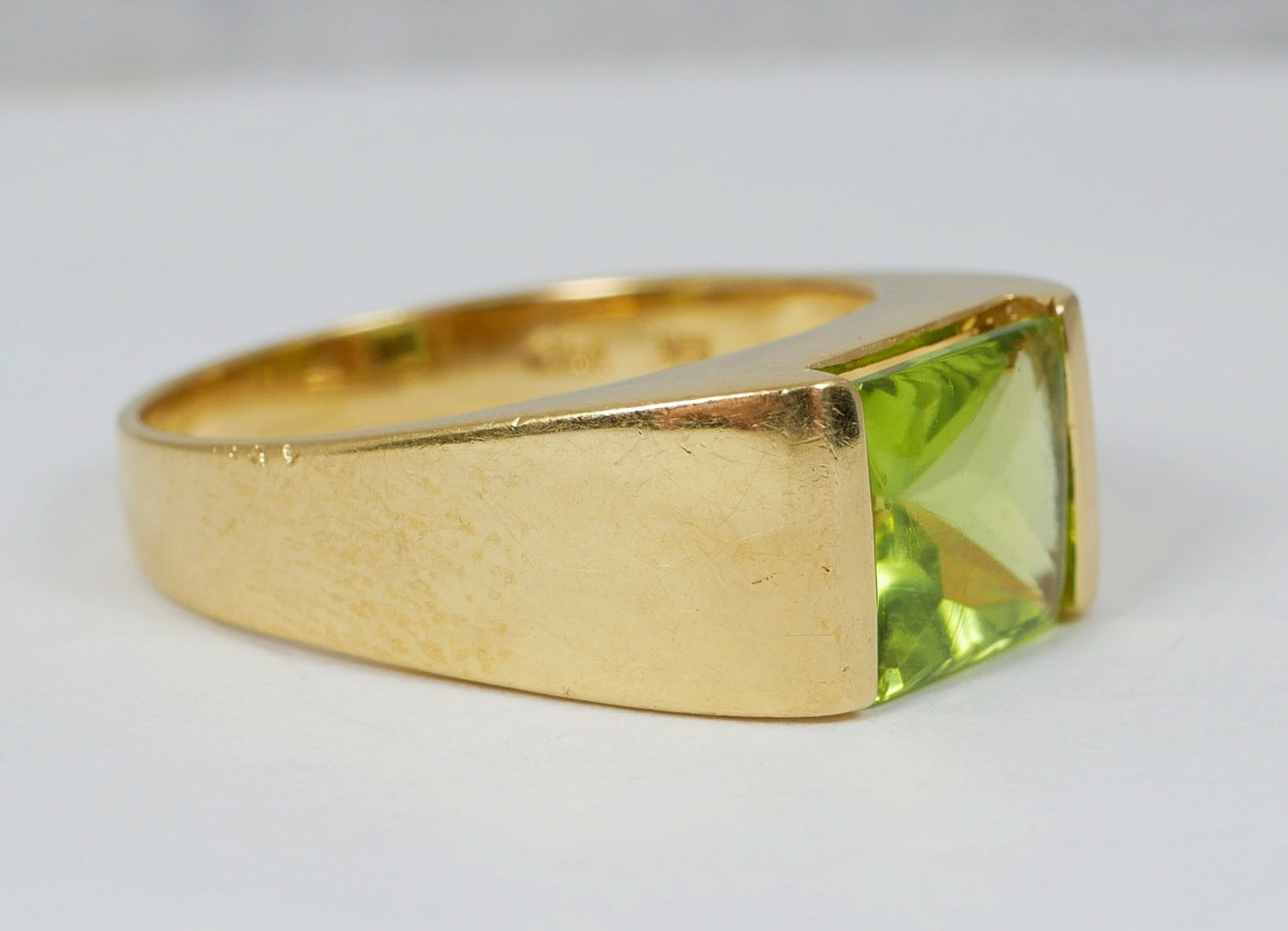 Vintage Solid 18ct Yellow Gold Vivid Green Peridot Signet Dress Ring Size 8 P 56
