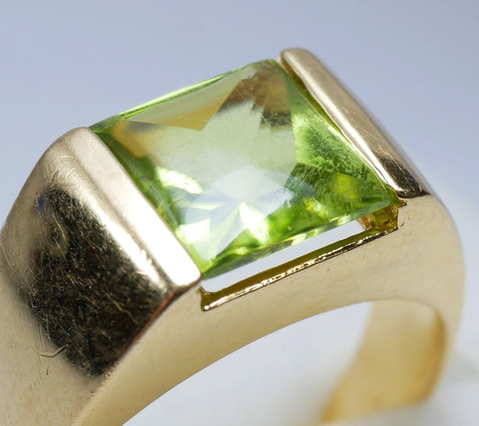 Vintage Solid 18ct Yellow Gold Vivid Green Peridot Signet Dress Ring Size 8 P 56