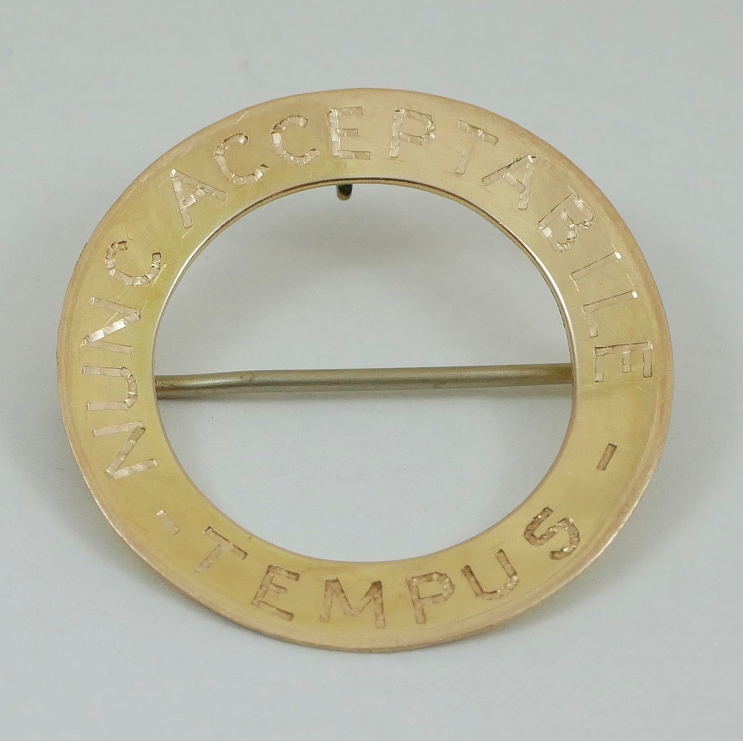 Antique Edwardian 1910 Solid 9ct Yellow Gold Disc Brooch Nunc Acceptabile Tempus