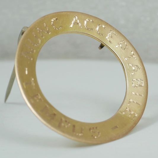 Antique Edwardian 1910 Solid 9ct Yellow Gold Disc Brooch Nunc Acceptabile Tempus