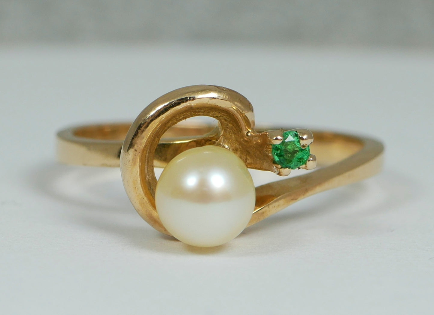 Solid 9ct Yellow Gold 5mm Pearl & Green Emerald Stone Dress Ring Size 7 N 54 375