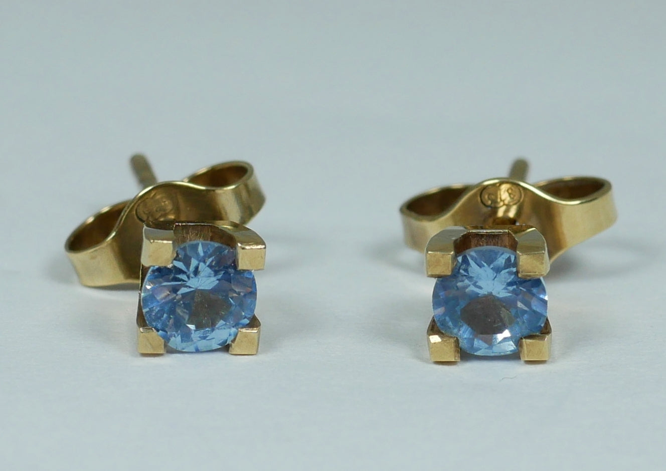 Vintage Pair of Solid 9ct Yellow Gold & 4mm Blue Spinel Stud Earrings Set 375