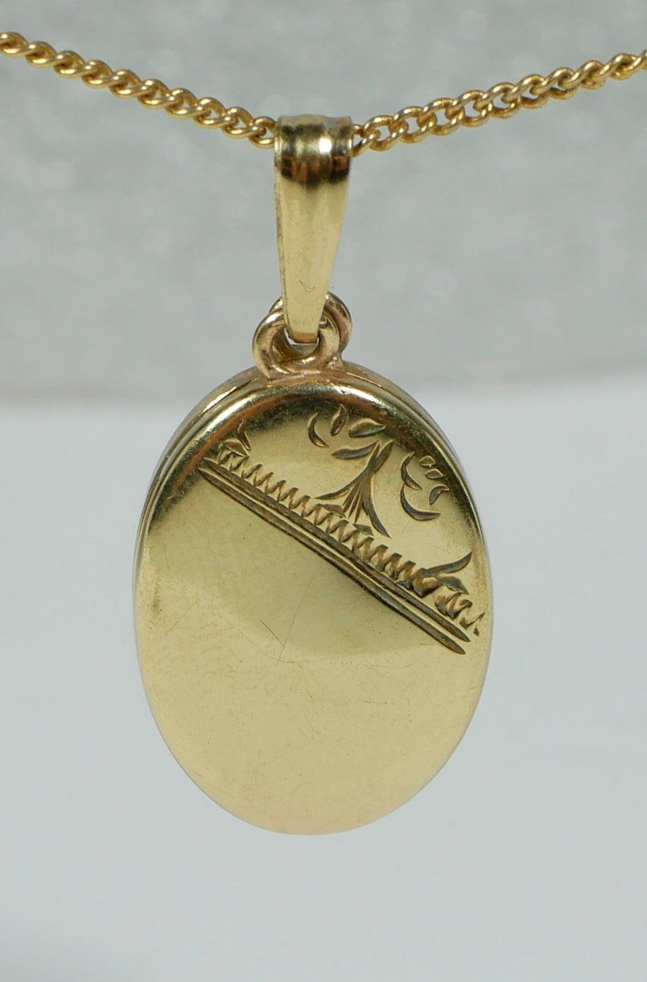 Solid 9ct Yellow Gold 20mm Oval Photo Locket Necklace Pendant Photograph Frame