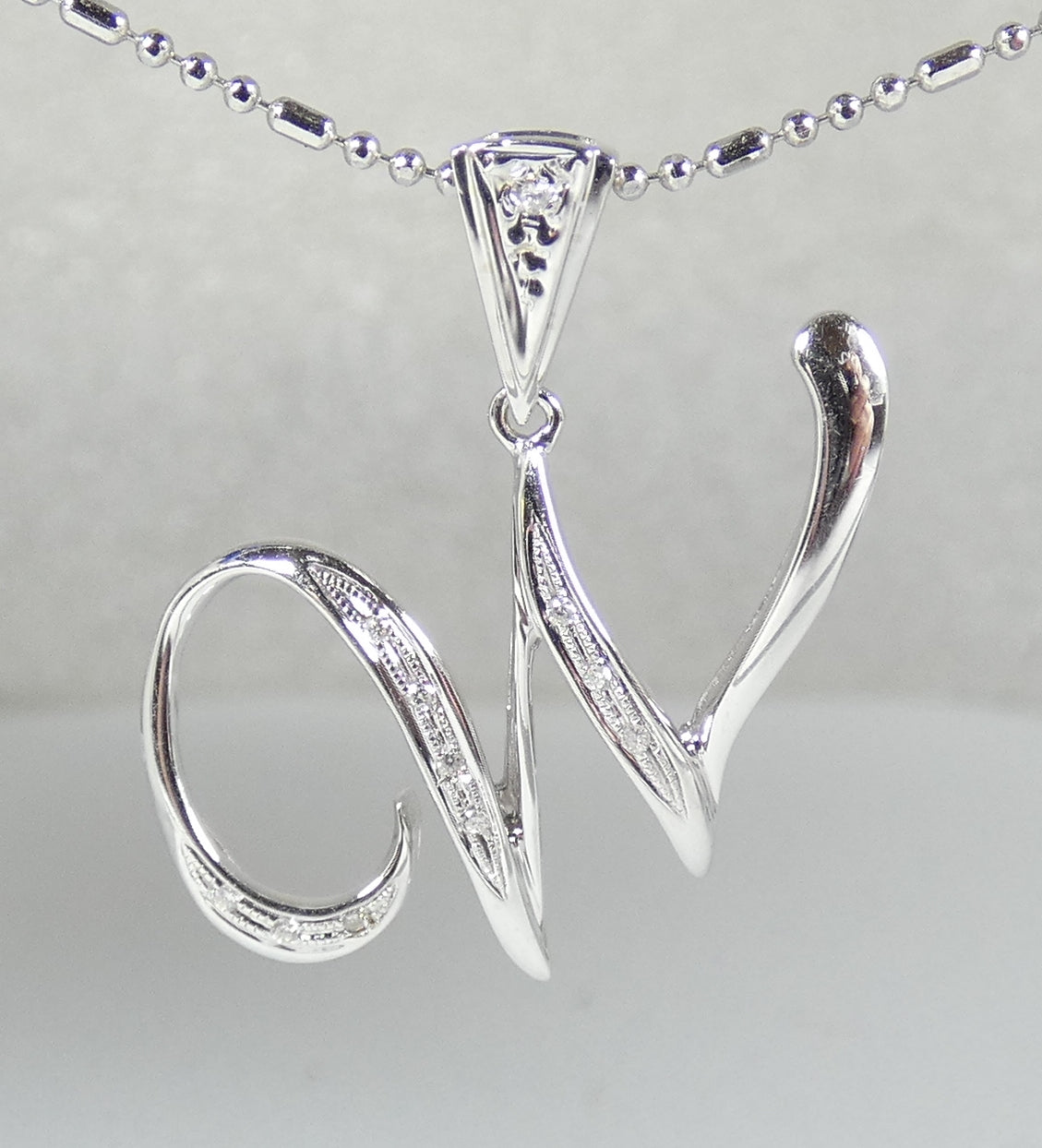 Solid 18ct White Gold & Diamond W Initial Letter Necklace Pendant Alphabet 750