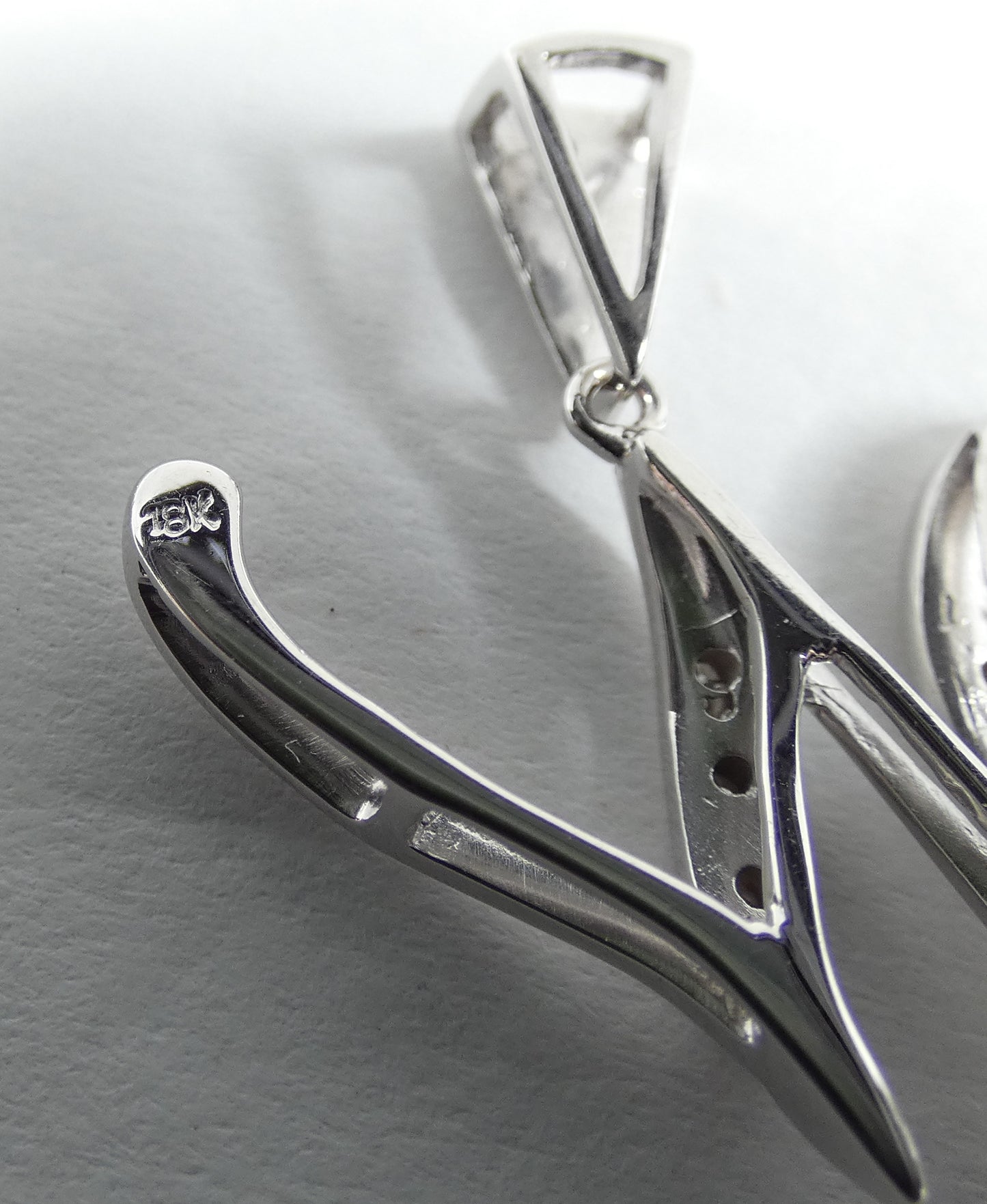 Solid 18ct White Gold & Diamond W Initial Letter Necklace Pendant Alphabet 750