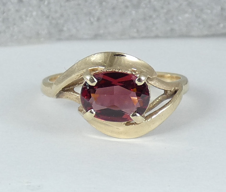 Vintage Solid 9ct Yellow Gold Oval Cut Red Garnet Dress Ring Size 7 N 54 Maroon
