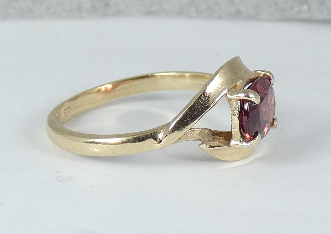 Vintage Solid 9ct Yellow Gold Oval Cut Red Garnet Dress Ring Size 7 N 54 Maroon