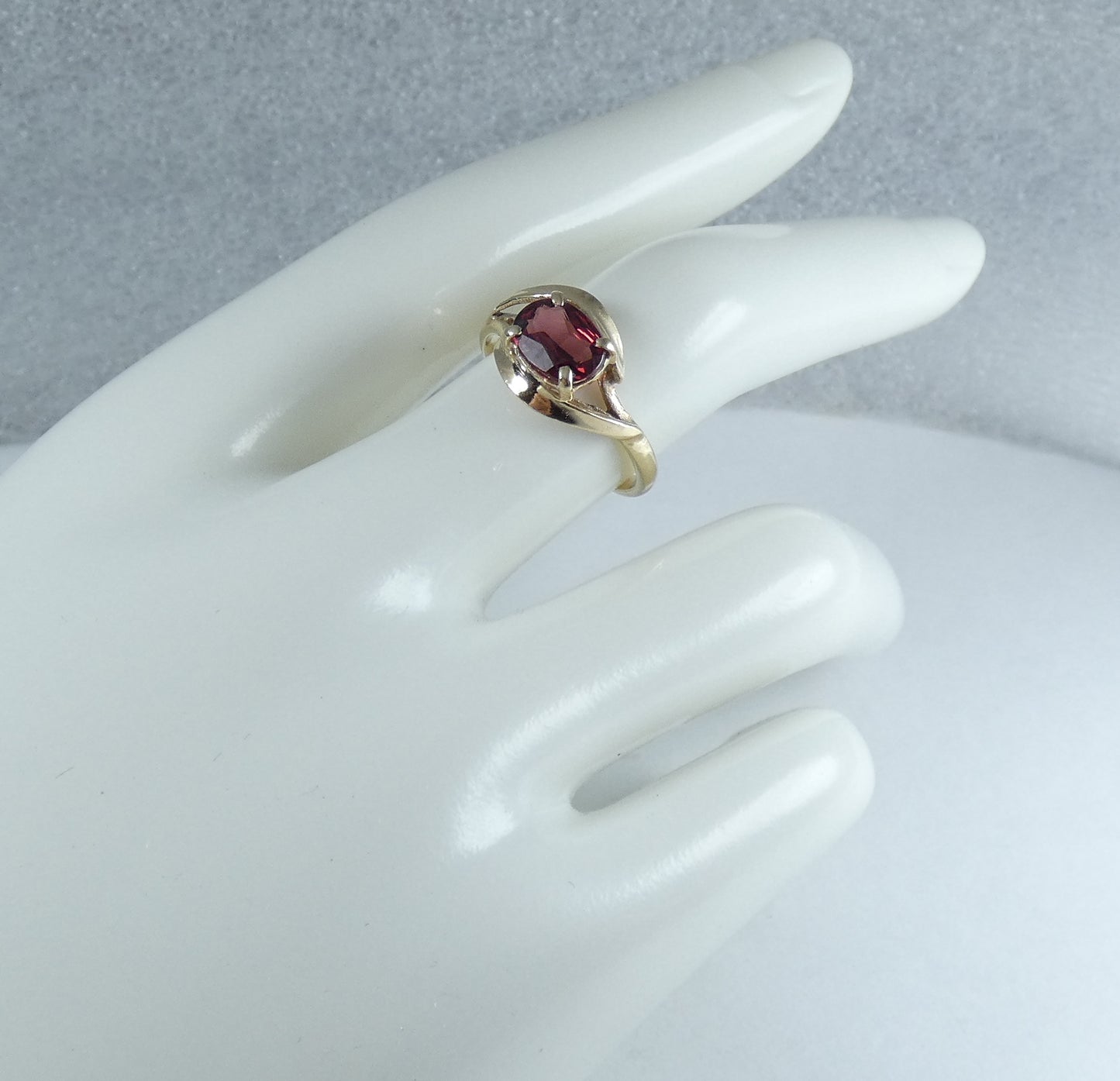 Vintage Solid 9ct Yellow Gold Oval Cut Red Garnet Dress Ring Size 7 N 54 Maroon