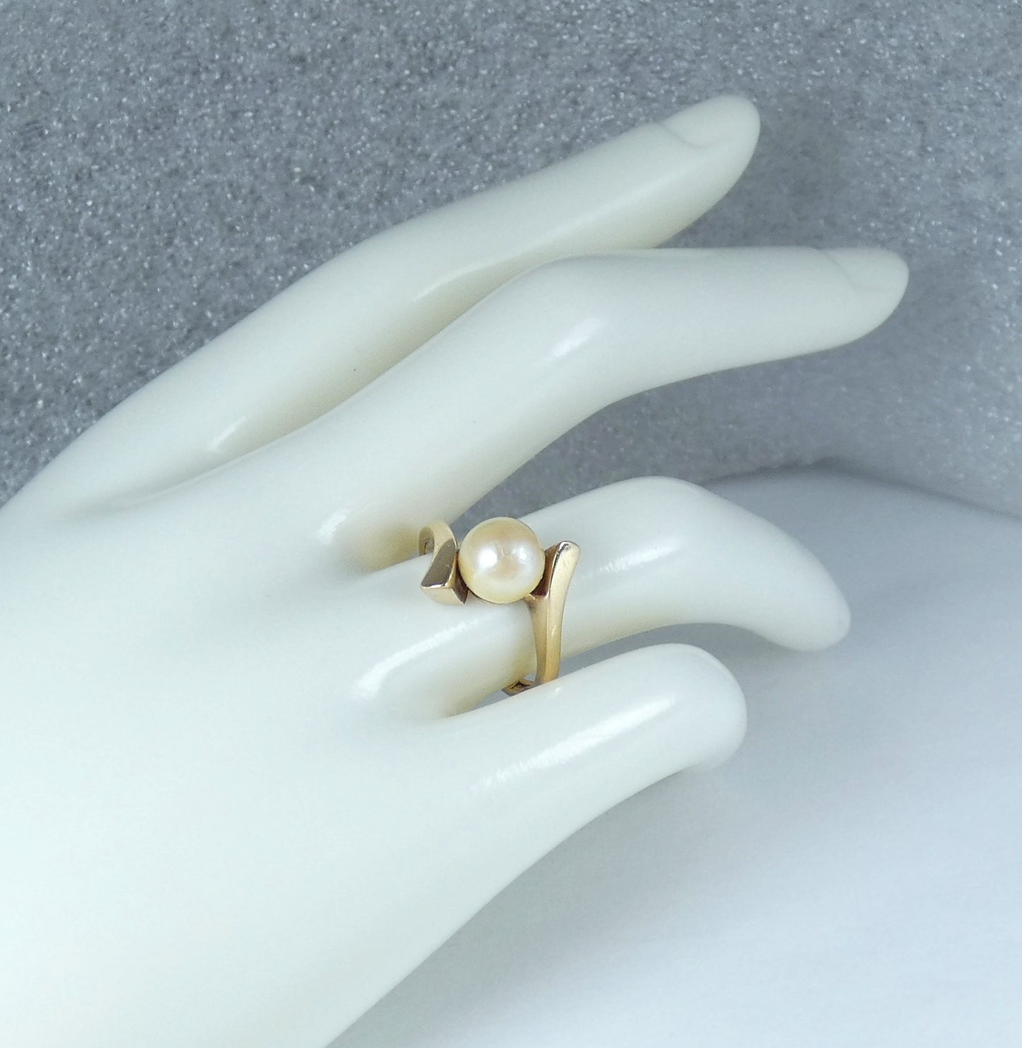 Vintage 1959 English Solid 9ct Yellow Gold Pearl Bypass Dress Ring Size 6.5 M 52