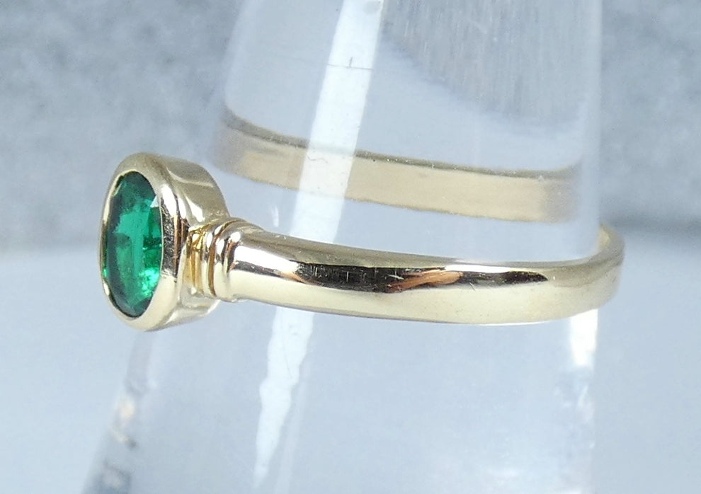 Solid 9ct Yellow Gold Emerald Green Sapphire Solitaire Dress Ring Size 8 P 56