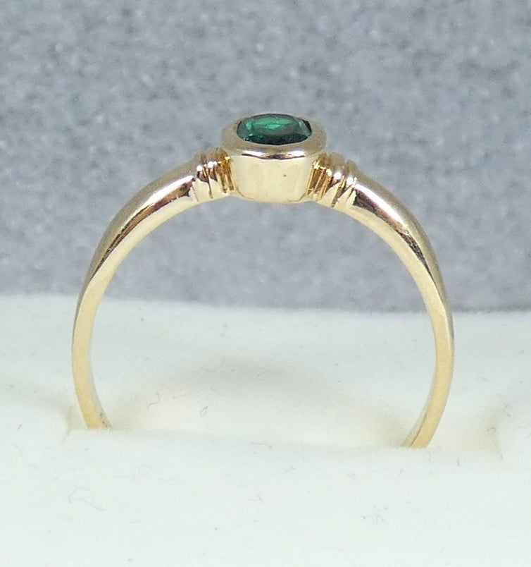 Solid 9ct Yellow Gold Emerald Green Sapphire Solitaire Dress Ring Size 8 P 56