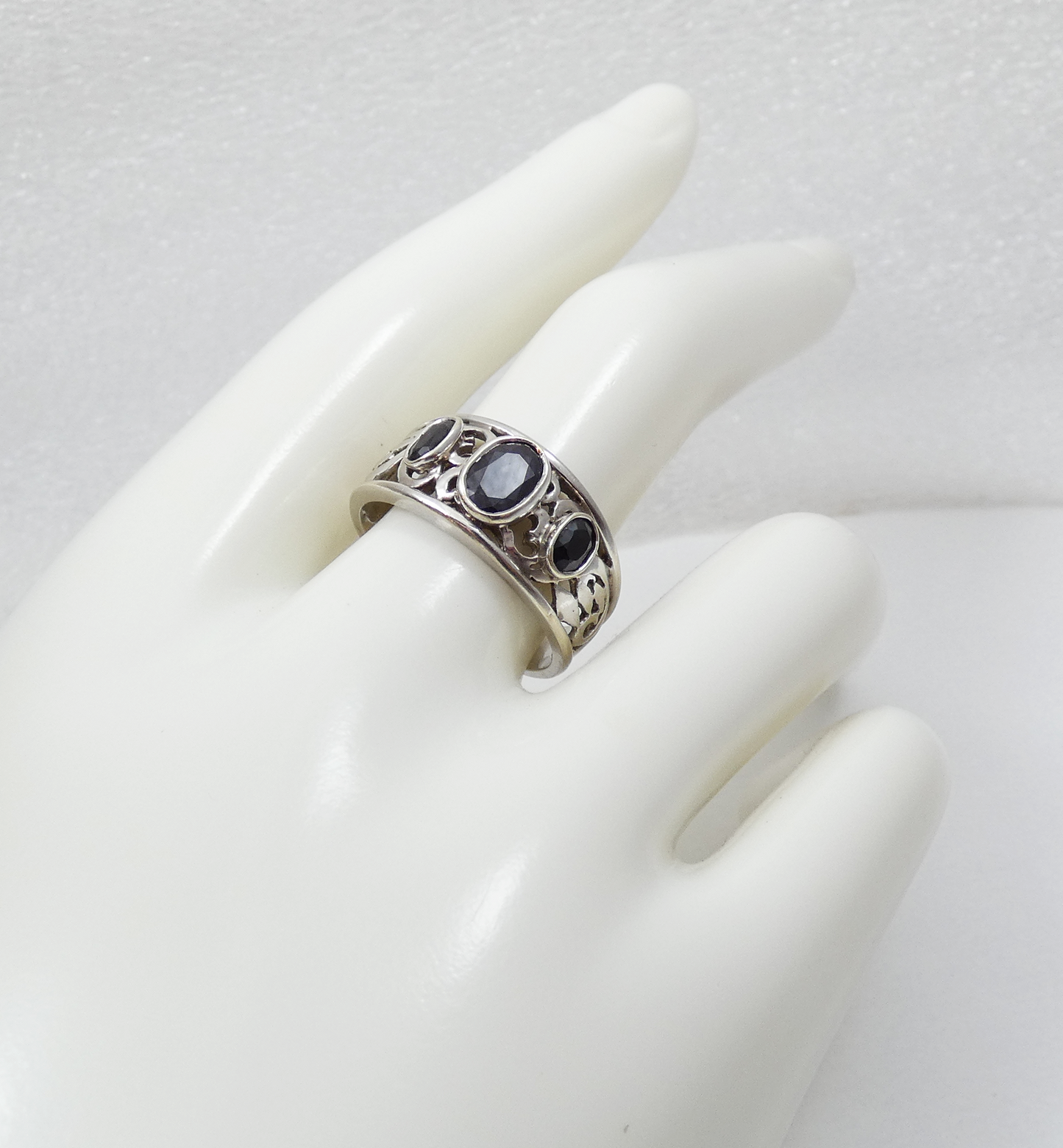 Vintage Solid 9ct White Gold Deep Natural Blue Sapphire Dress Ring Size 8.5 Q 58
