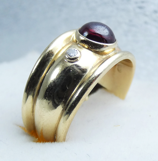Vintage Solid 9ct Yellow Gold Cabochon Garnet & Diamond Dress Ring Size 6.5 M 52