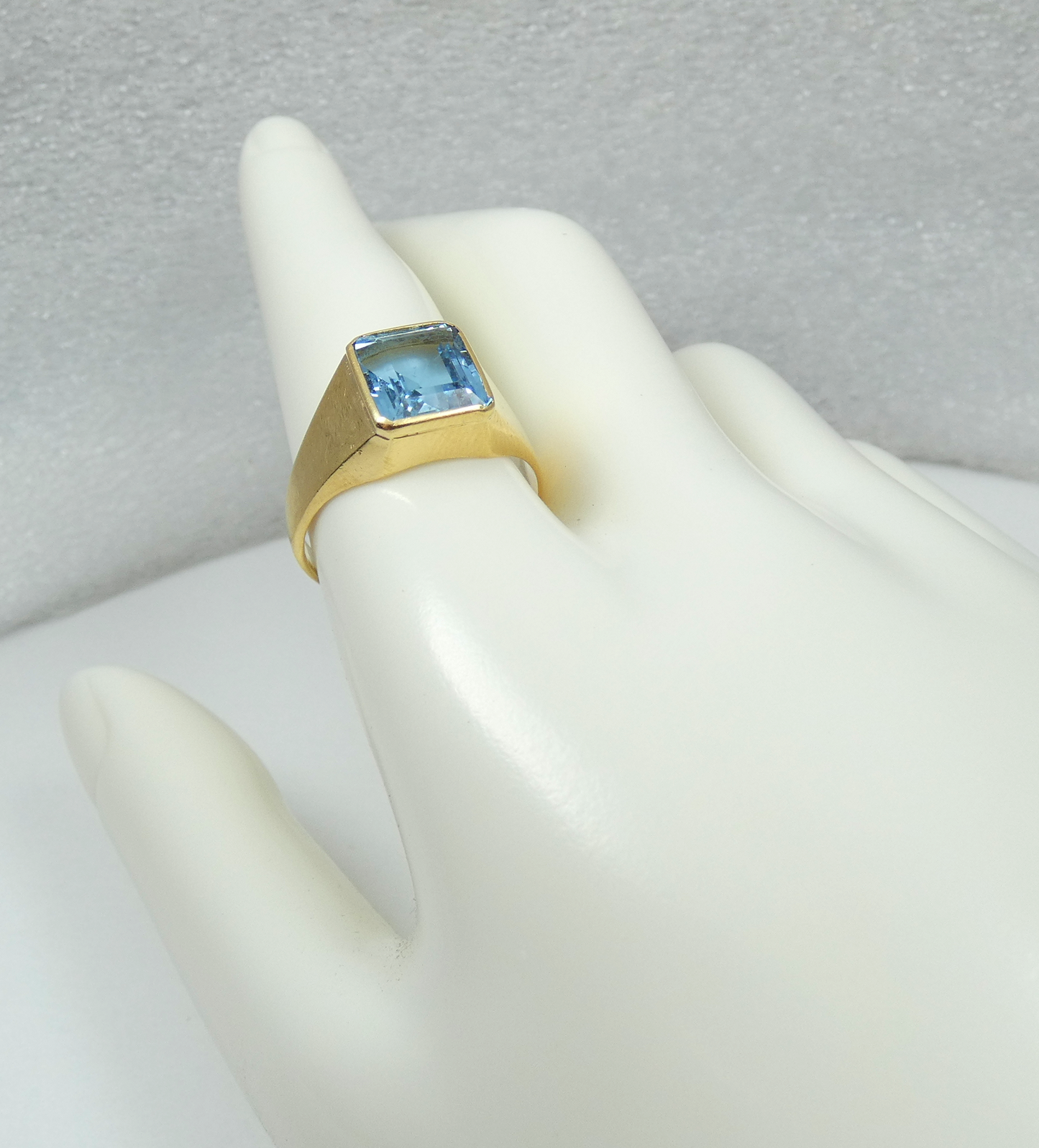 Vintage Heavy Solid 18ct Yellow Gold Blue Spinel Signet Dress Ring Size 10 T 61