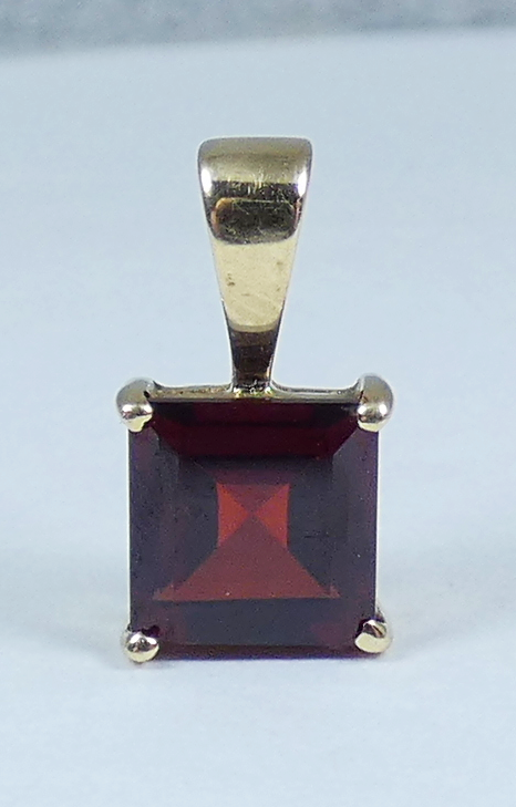 Solid 9ct Yellow Gold 3.90ct Square 7mm Garnet Fixed Bail Necklace Pendant 375