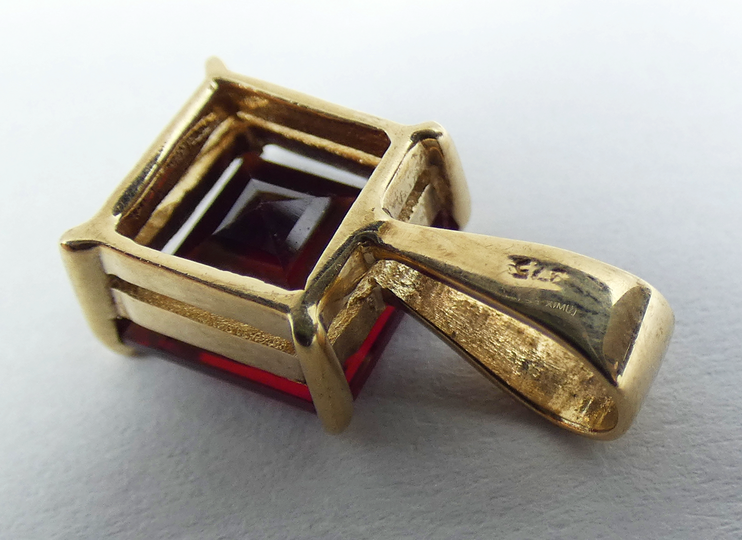 Solid 9ct Yellow Gold 3.90ct Square 7mm Garnet Fixed Bail Necklace Pendant 375