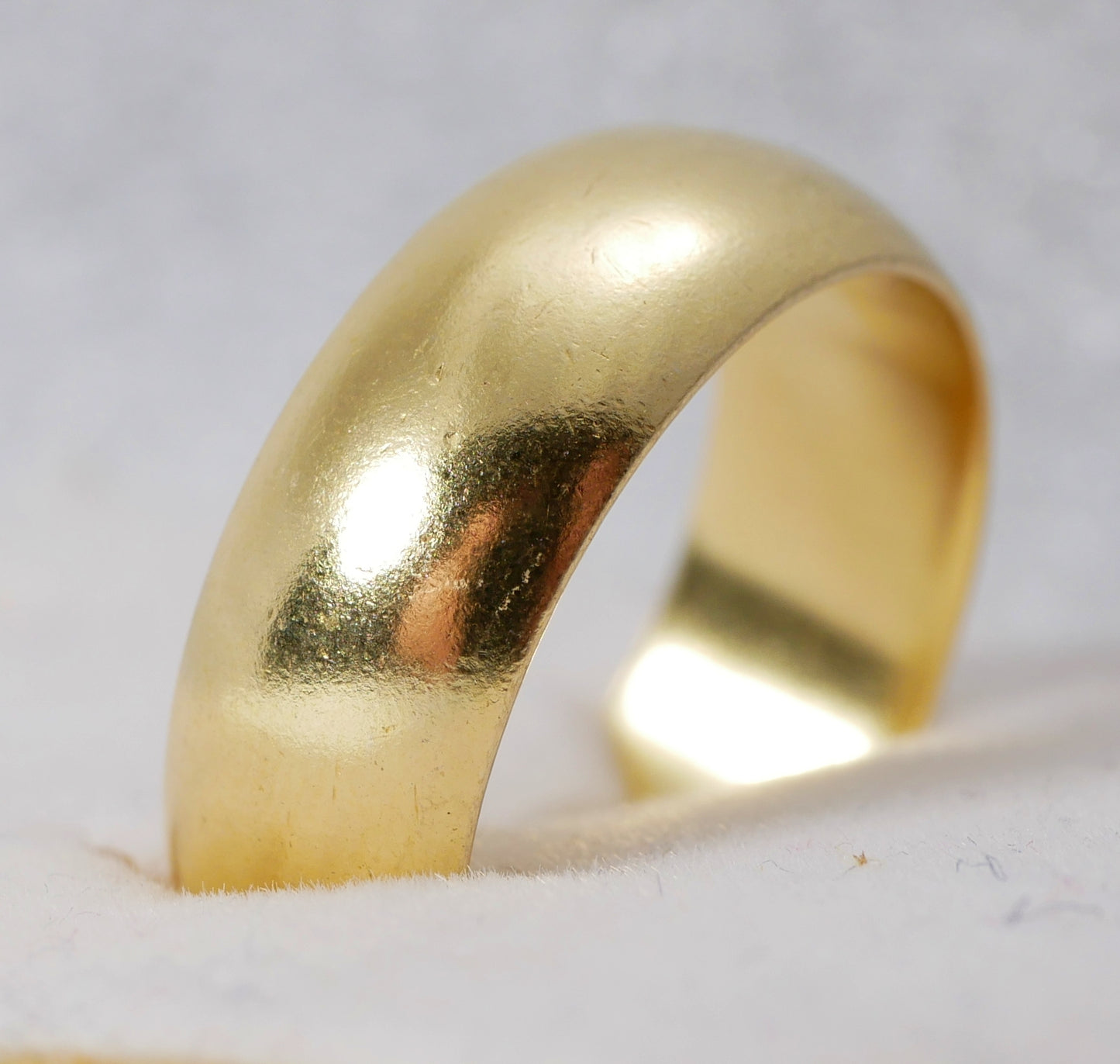 Heavy Vintage Solid 18ct Yellow Gold 7mm Curved Wedding Band Ring Size 9 R 59