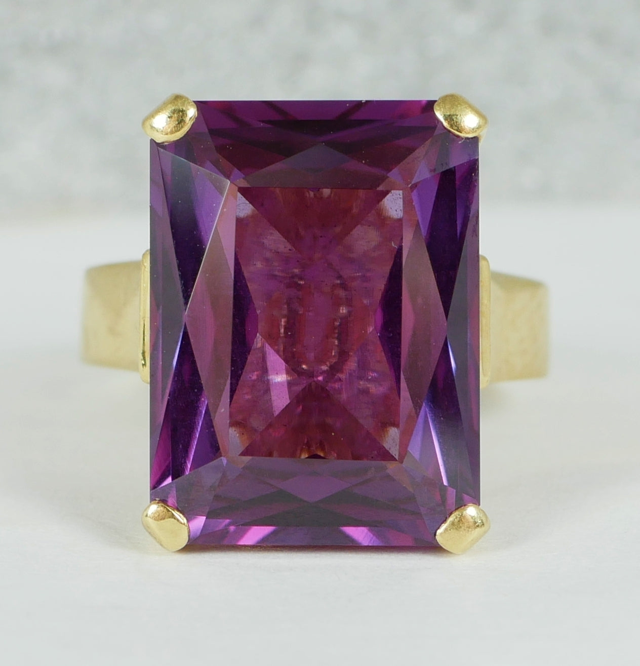 Vintage Solid 18ct Yellow Gold Purple Sapphire Cocktail Dress Ring Size 6 L 51