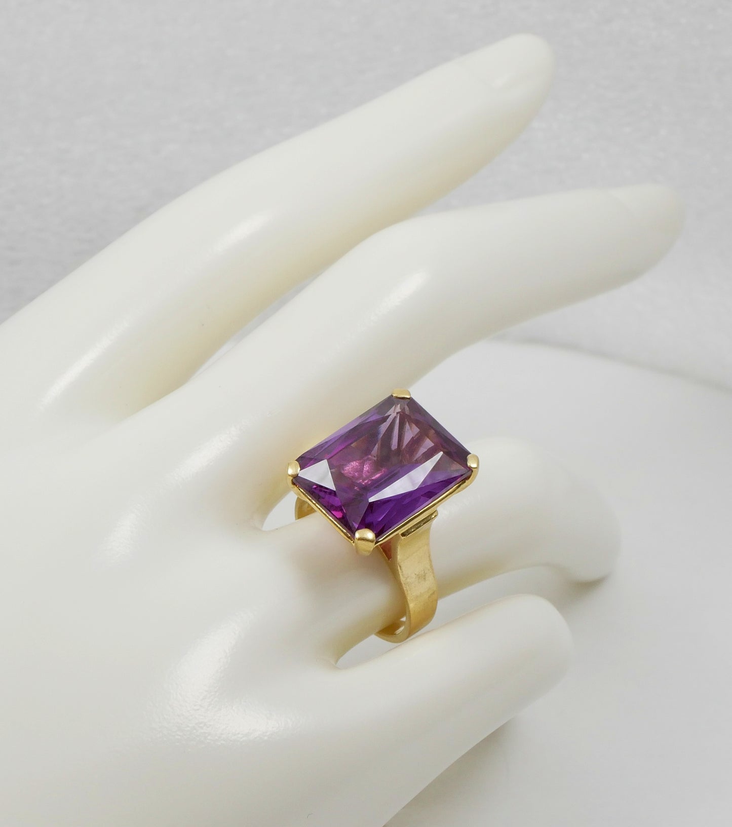 Vintage Solid 18ct Yellow Gold Purple Sapphire Cocktail Dress Ring Size 6 L 51