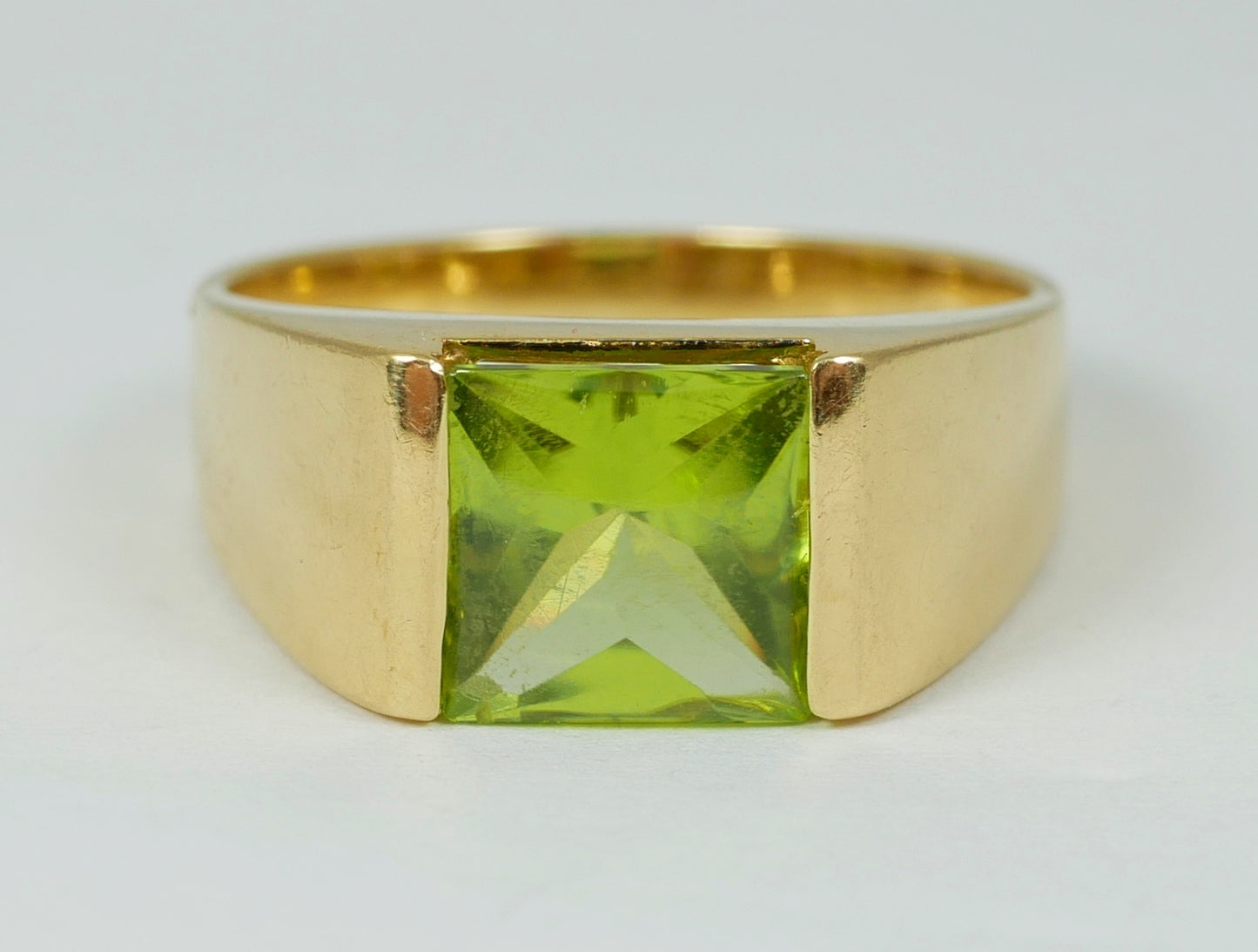Vintage Solid 18ct Yellow Gold Vivid Green Peridot Signet Dress Ring Size 8 P 56