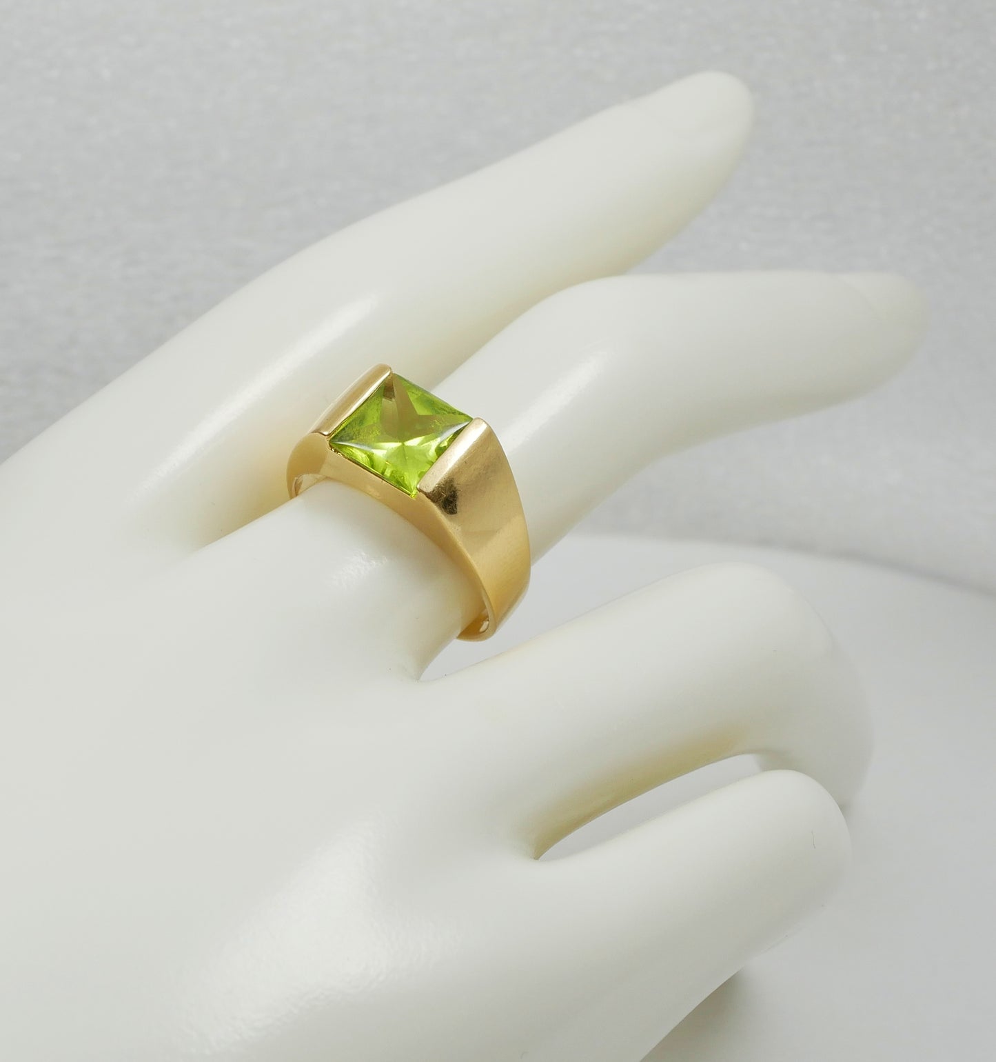 Vintage Solid 18ct Yellow Gold Vivid Green Peridot Signet Dress Ring Size 8 P 56