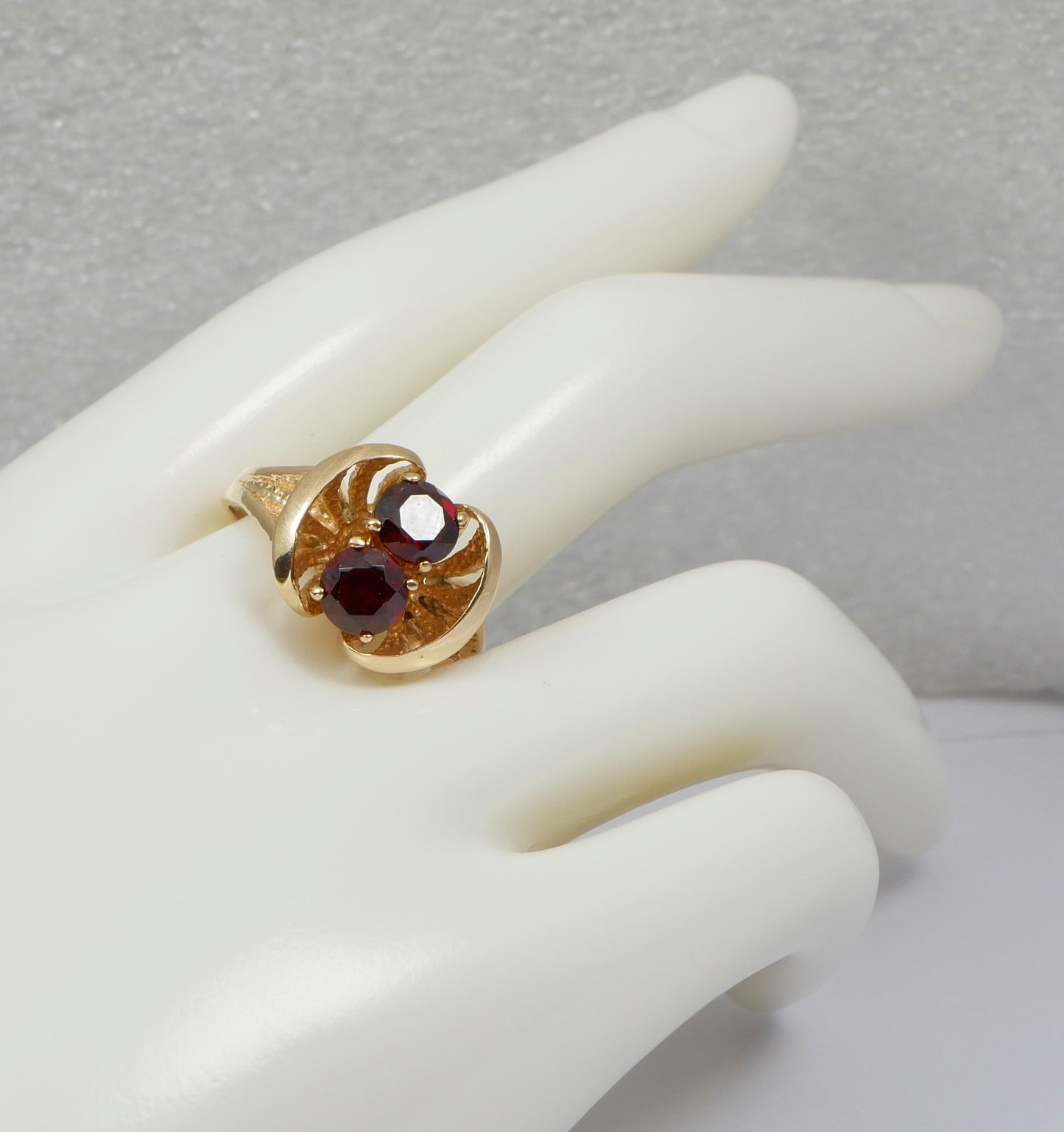 Vintage Retro 9ct Textured Yellow Gold Red Garnet Dress Ring Size 10.5 U 63 375