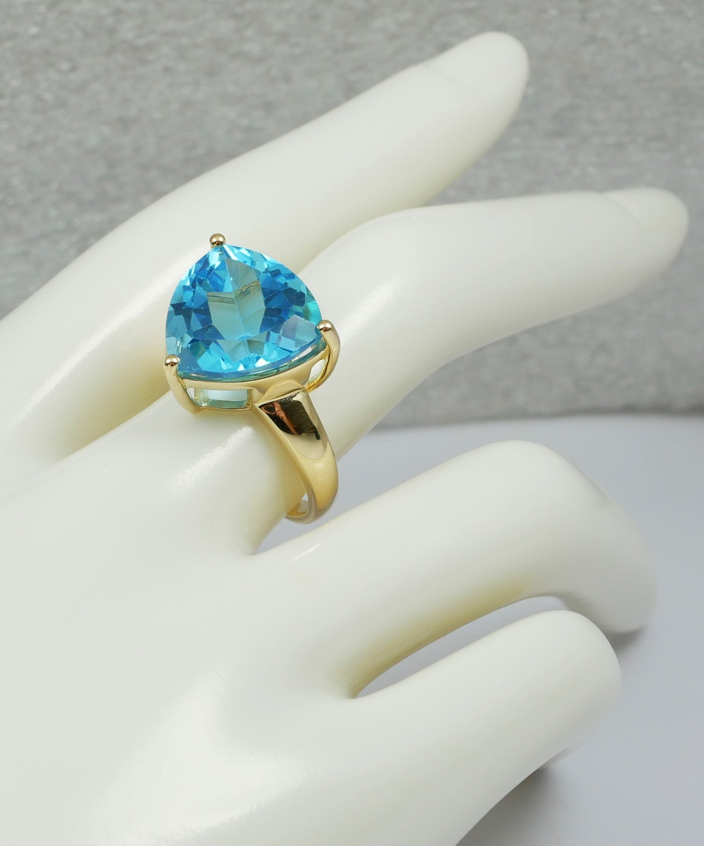 Solid 9ct Yellow Gold Trillion Cut 11ct Swiss Blue Topaz Dress Ring Size 8 P 56