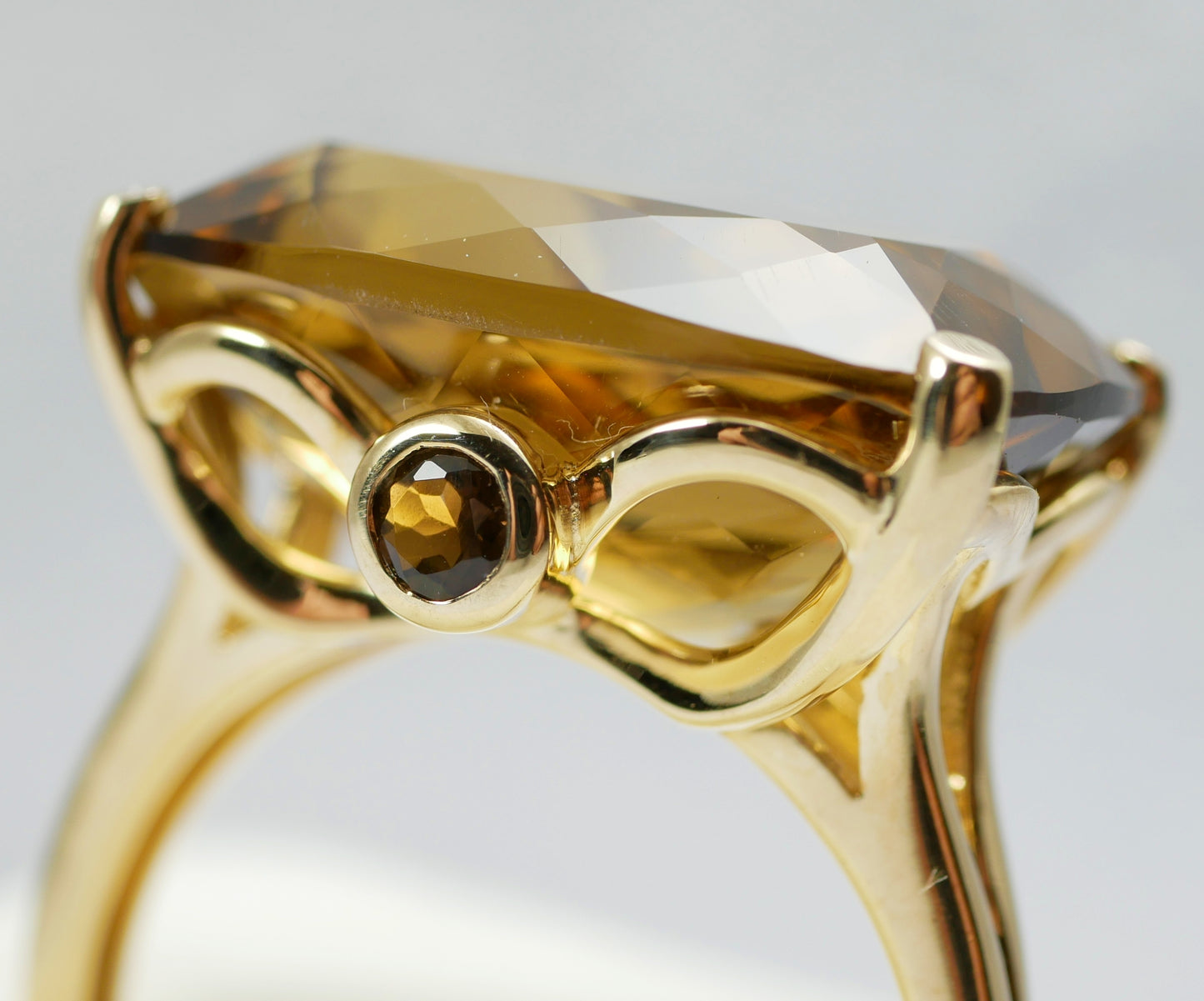 Solid 9ct Yellow Gold Cushion Cut Smoky Quartz 3 Stone Dress Ring Size 9.5 S 60