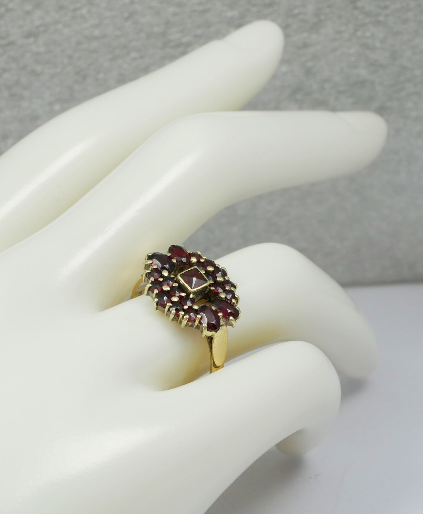 Vintage Solid 14ct Yellow Gold Red Garnet Cluster Cocktail Dress Ring 6.5 M 52
