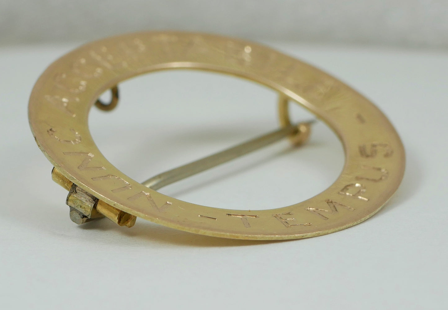 Antique Edwardian 1910 Solid 9ct Yellow Gold Disc Brooch Nunc Acceptabile Tempus