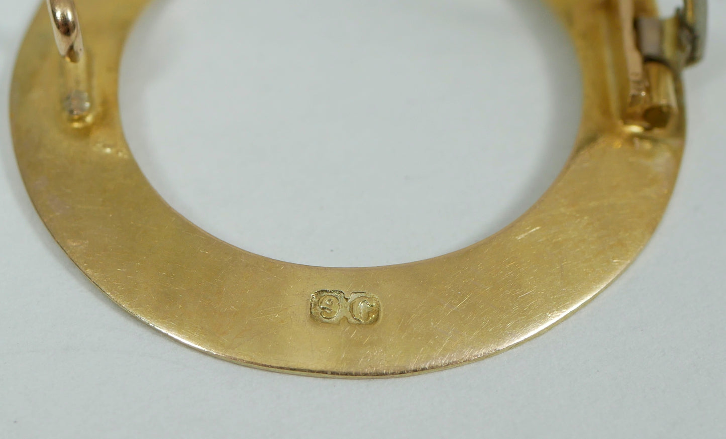 Antique Edwardian 1910 Solid 9ct Yellow Gold Disc Brooch Nunc Acceptabile Tempus