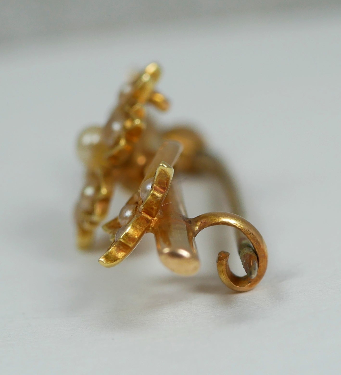 Antique Art Deco 1925 Solid 15ct Yellow Gold & Seed Pearl Cluster Flower Brooch