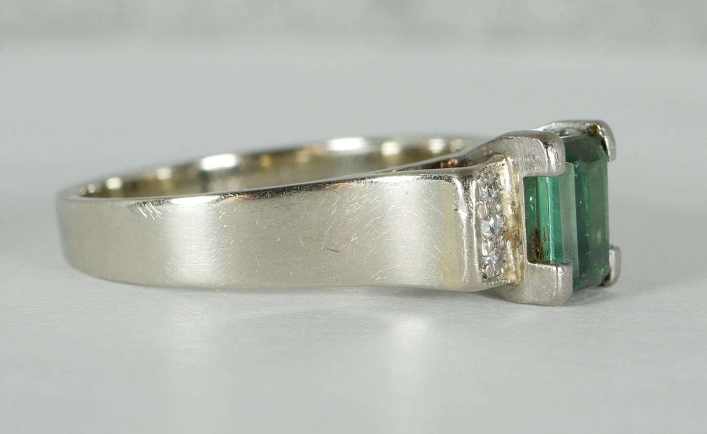 Solid 18ct White Gold Emerald Green Tourmaline Diamond Dress Ring Size 7.5 O 55