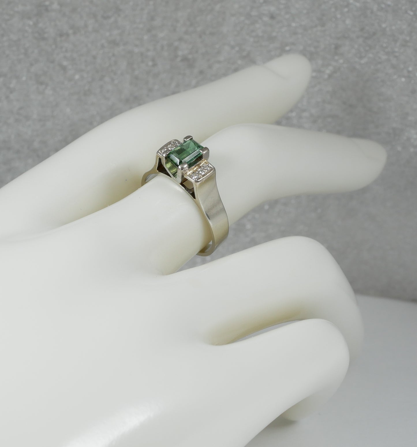 Solid 18ct White Gold Emerald Green Tourmaline Diamond Dress Ring Size 7.5 O 55
