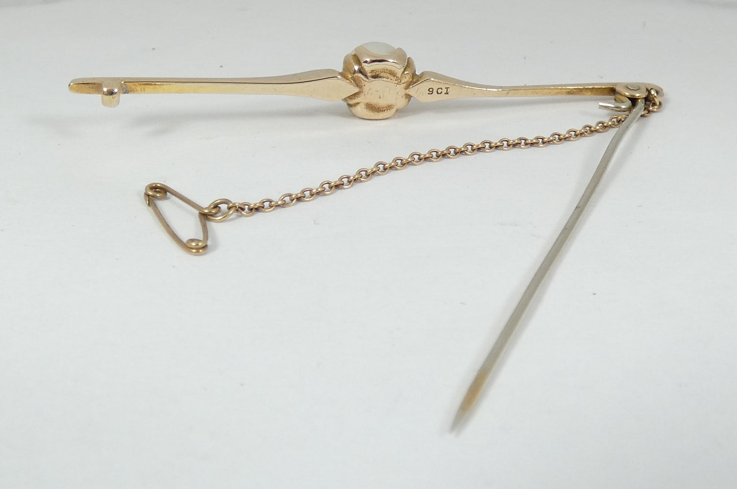 Vintage Solid 9ct Yellow Gold 8mm Round Pearl 65mm Bar Brooch Pin & Safety Chain