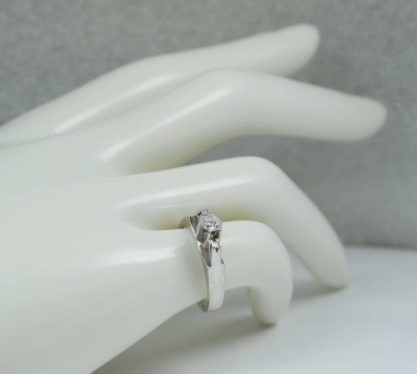 Solid 18ct White Gold 3 Stone 0.27ct Diamond Engagement Dress Ring Size 5.5 K 50