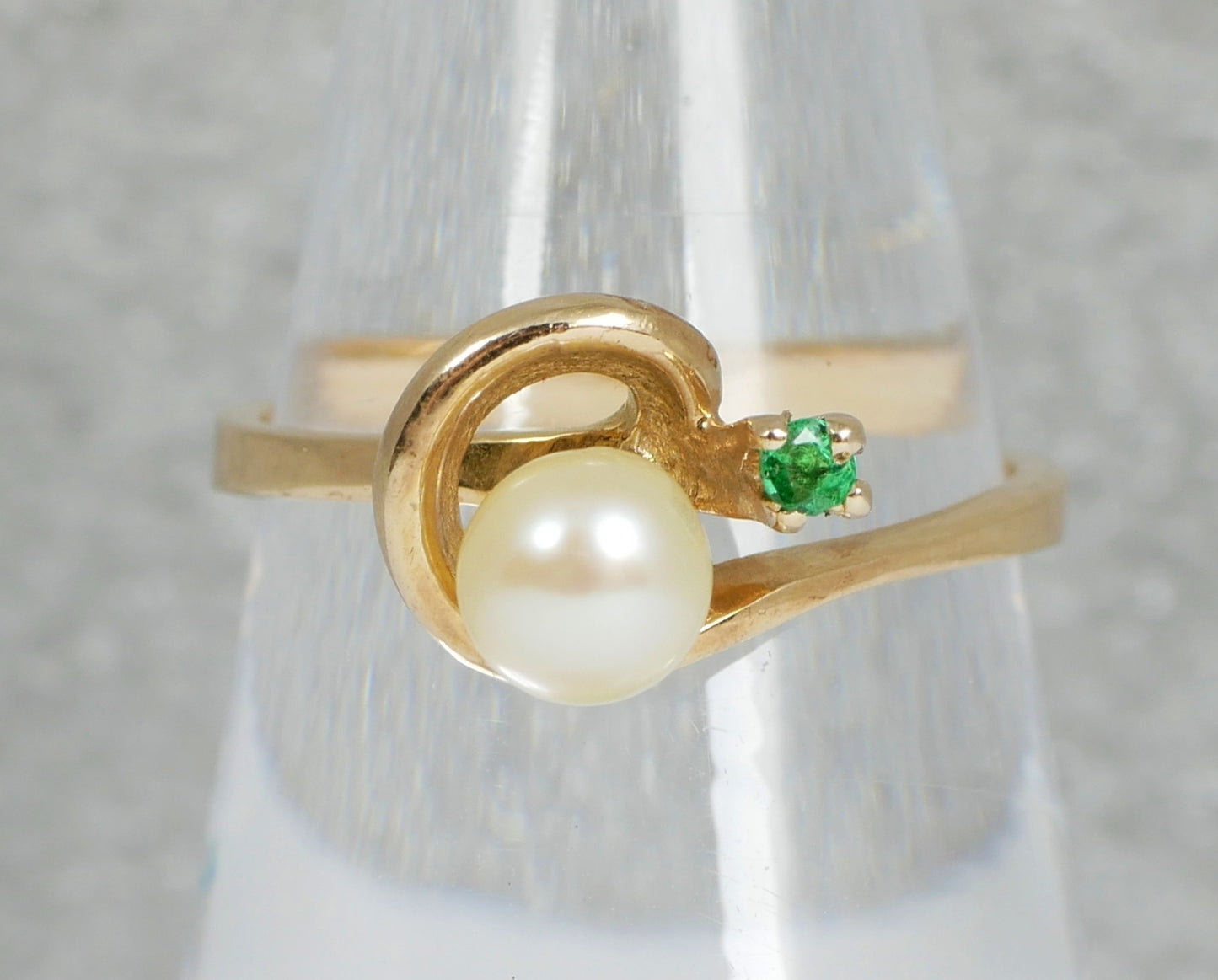 Solid 9ct Yellow Gold 5mm Pearl & Green Emerald Stone Dress Ring Size 7 N 54 375