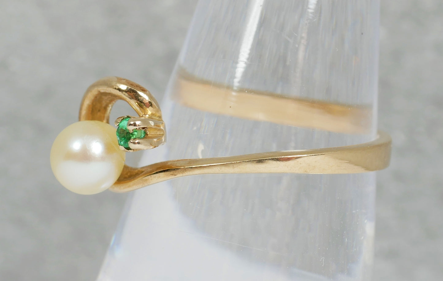 Solid 9ct Yellow Gold 5mm Pearl & Green Emerald Stone Dress Ring Size 7 N 54 375