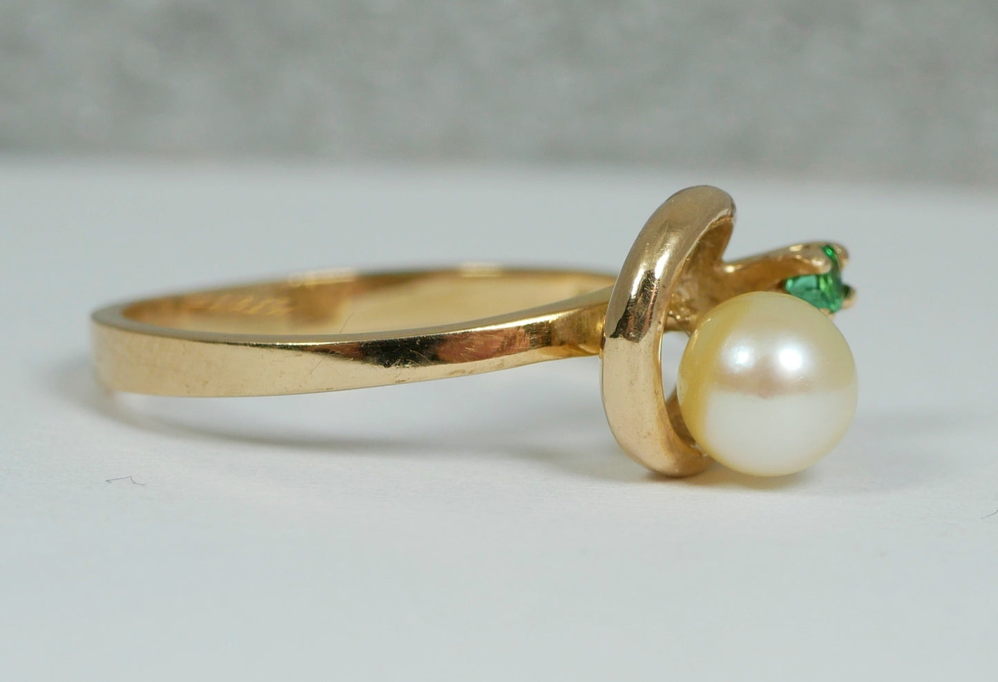 Solid 9ct Yellow Gold 5mm Pearl & Green Emerald Stone Dress Ring Size 7 N 54 375
