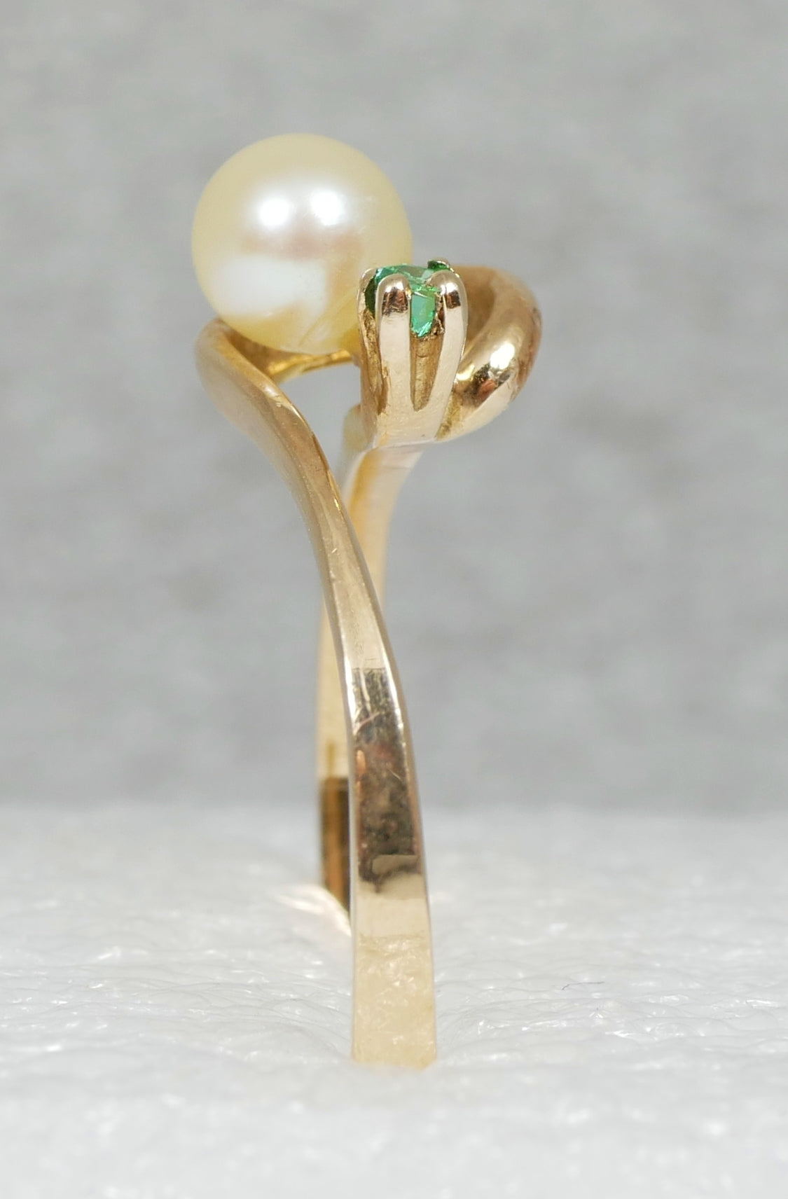 Solid 9ct Yellow Gold 5mm Pearl & Green Emerald Stone Dress Ring Size 7 N 54 375