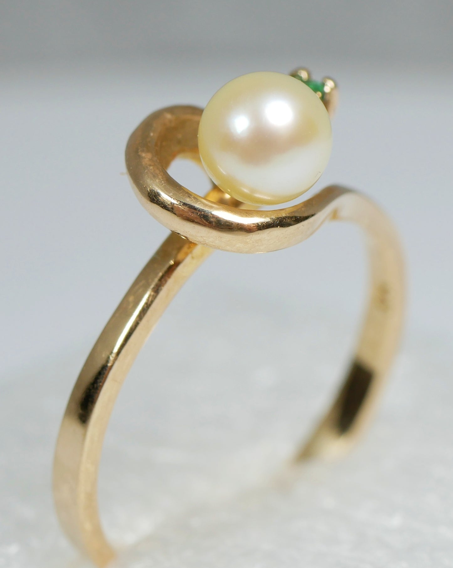 Solid 9ct Yellow Gold 5mm Pearl & Green Emerald Stone Dress Ring Size 7 N 54 375