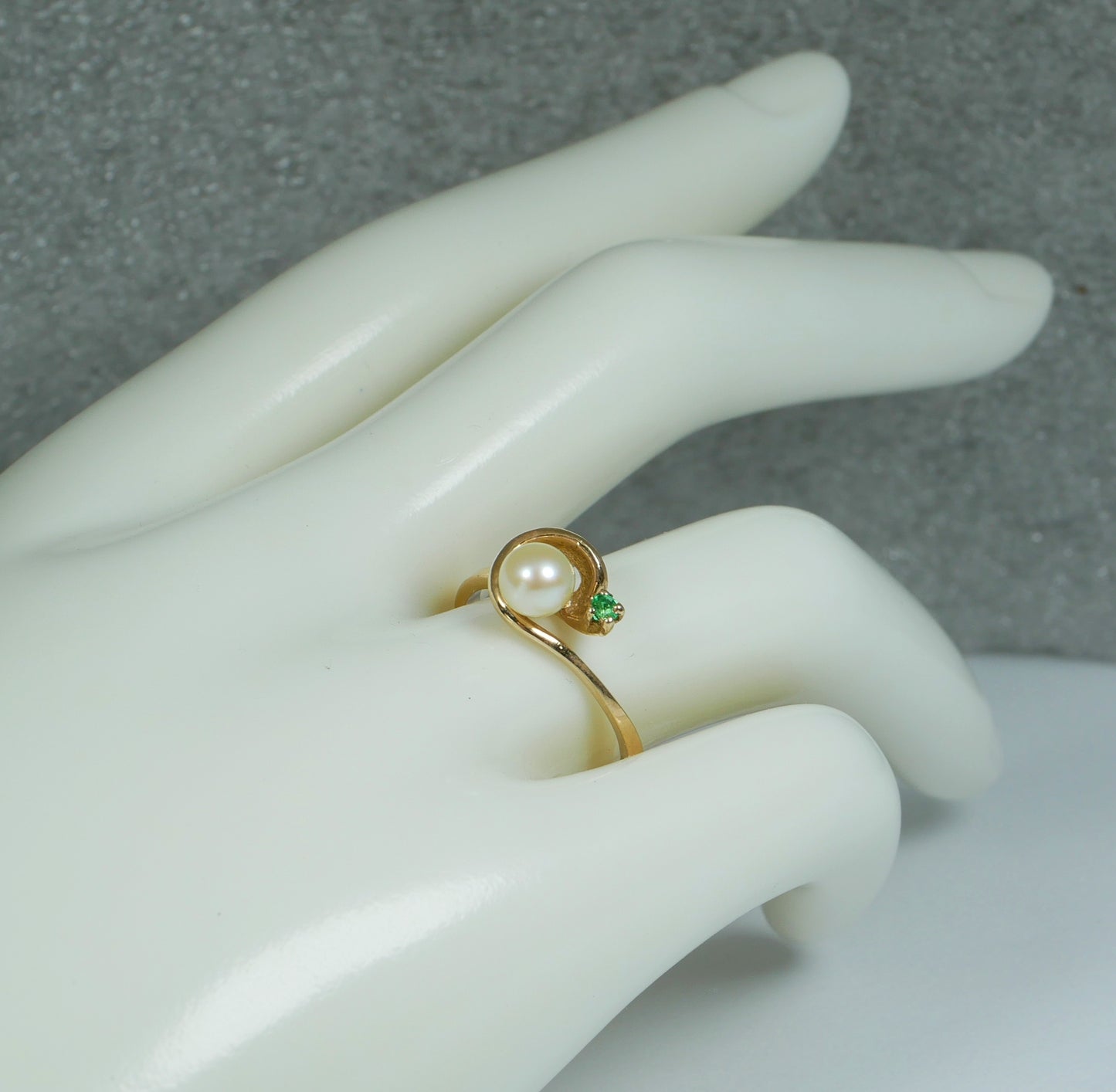 Solid 9ct Yellow Gold 5mm Pearl & Green Emerald Stone Dress Ring Size 7 N 54 375