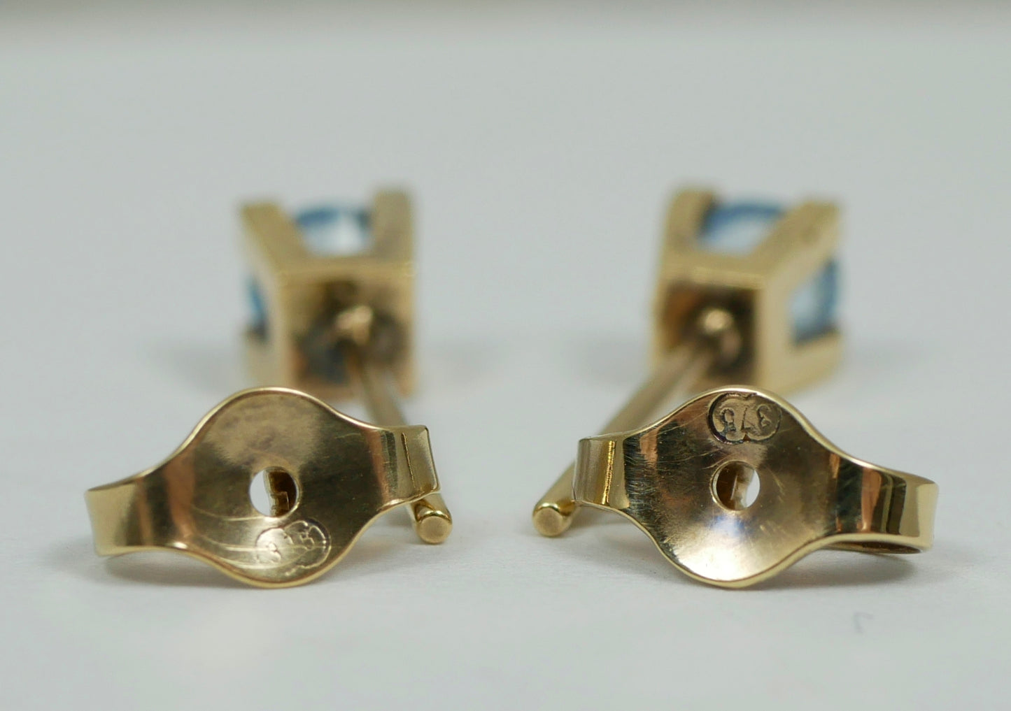 Vintage Pair of Solid 9ct Yellow Gold & 4mm Blue Spinel Stud Earrings Set 375