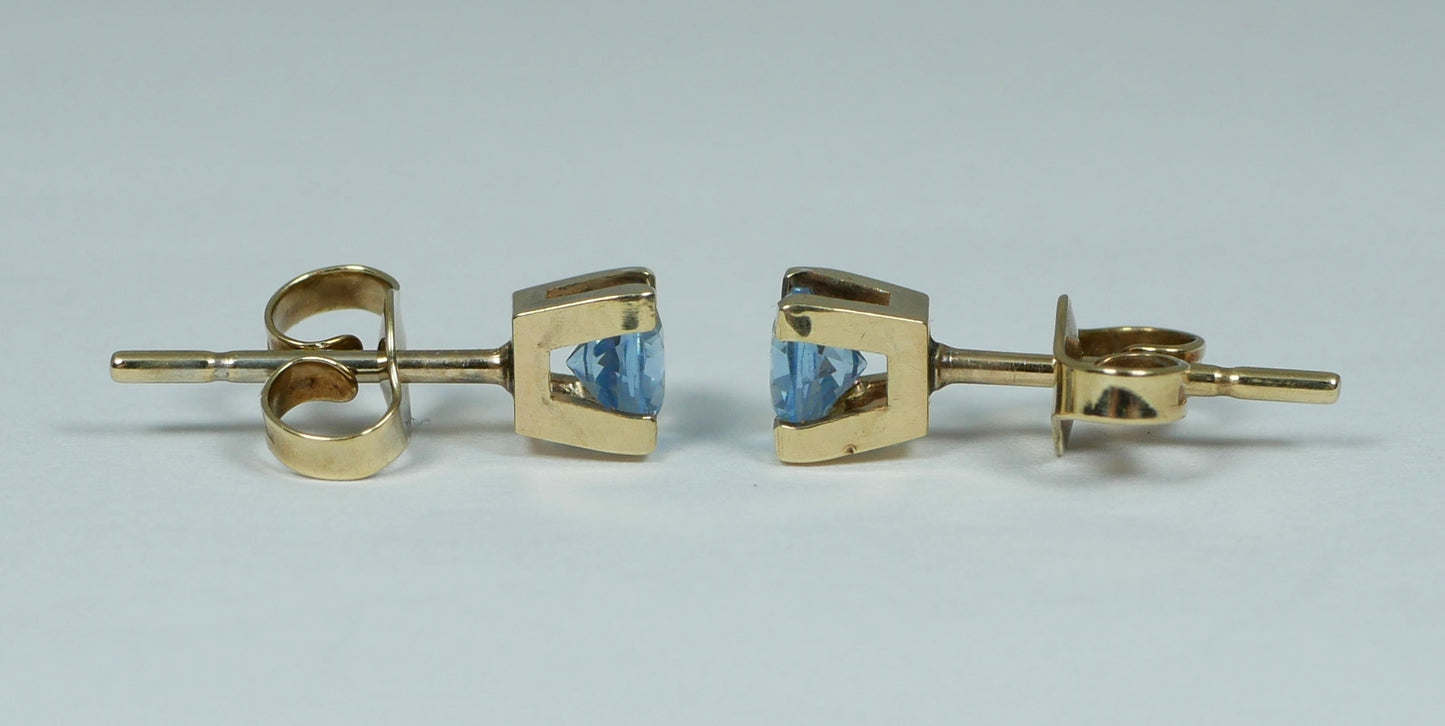Vintage Pair of Solid 9ct Yellow Gold & 4mm Blue Spinel Stud Earrings Set 375