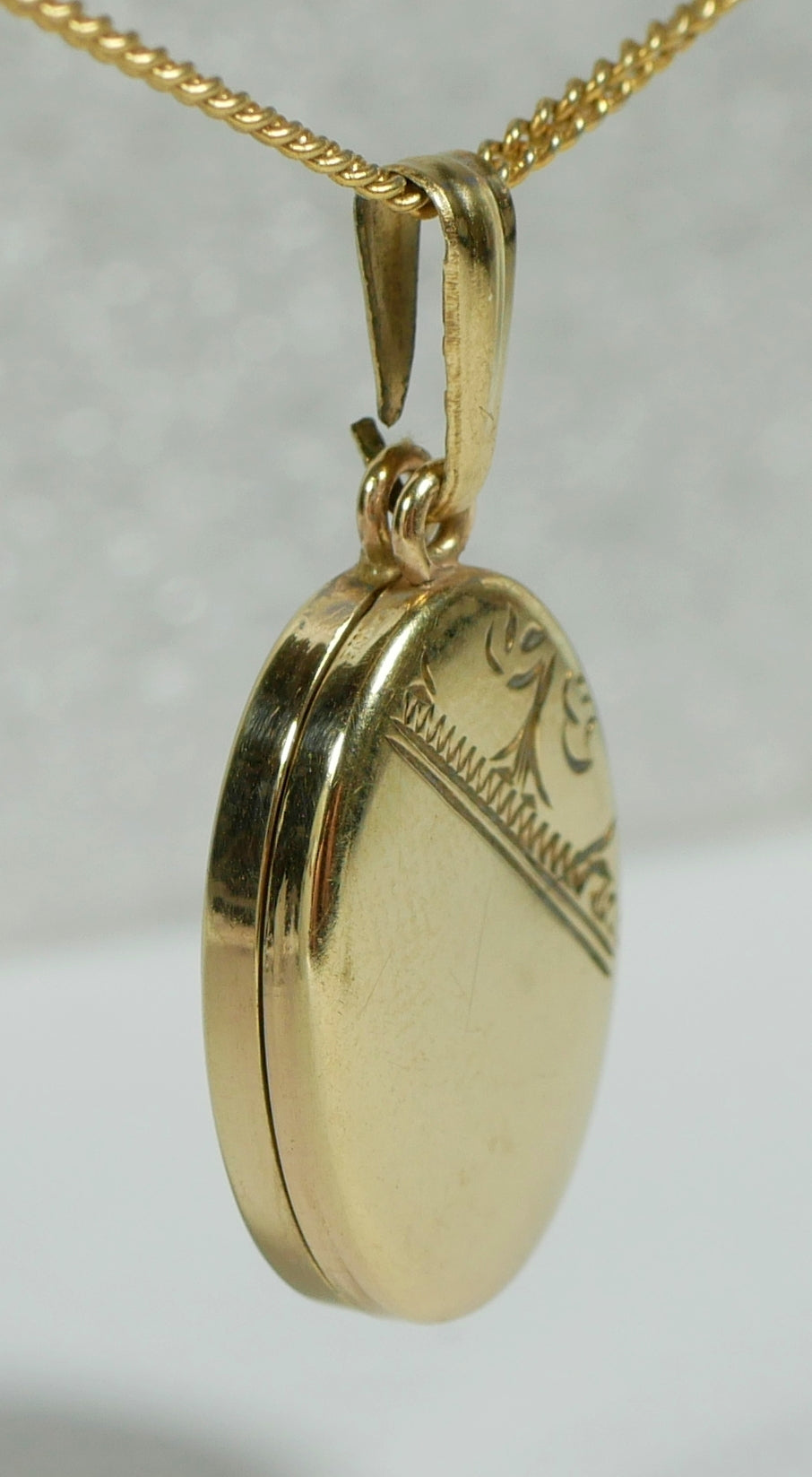 Solid 9ct Yellow Gold 20mm Oval Photo Locket Necklace Pendant Photograph Frame