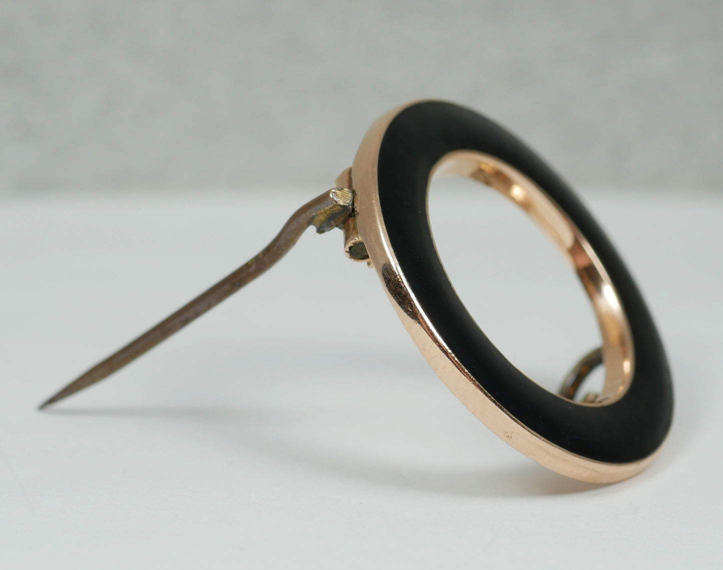 Antique Australian Solid 9ct Gold Black Enamel Wreath Circle Mourning Brooch Pin